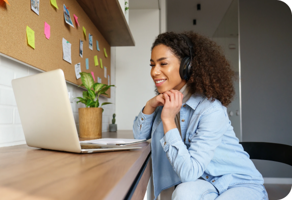 Profissional participando de curso online da Unipcoop