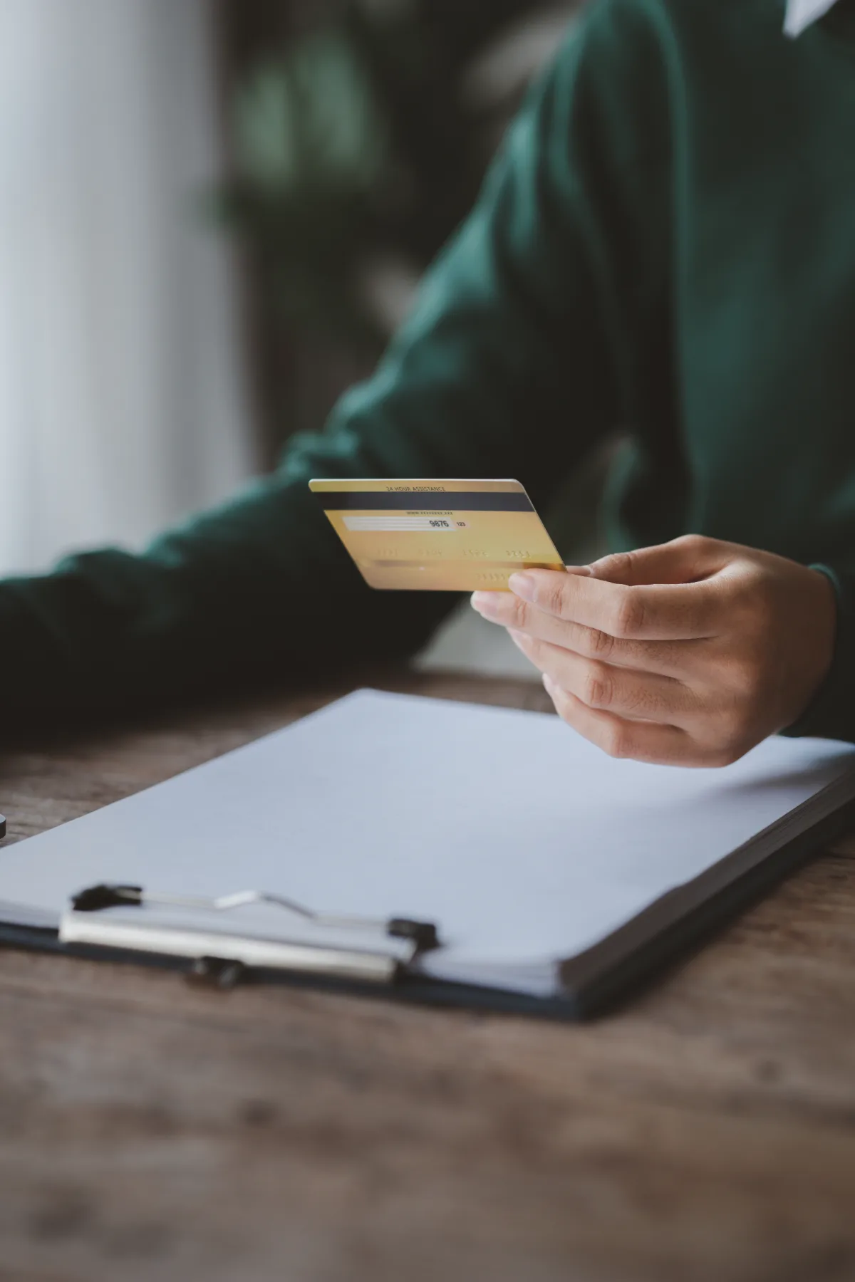 Profissional da saúde usando Unicred Pay