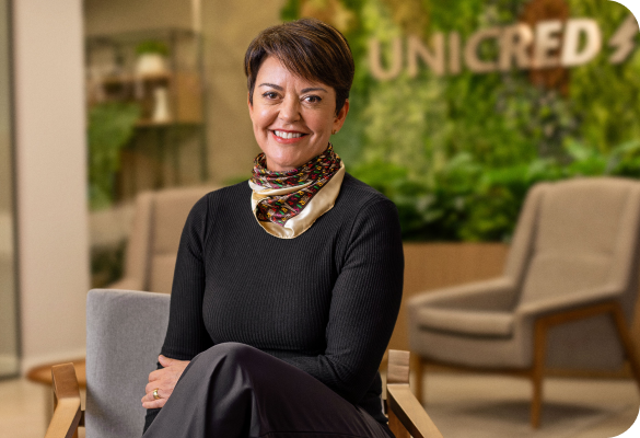 Profissional da Unicred em ambiente corporativo
