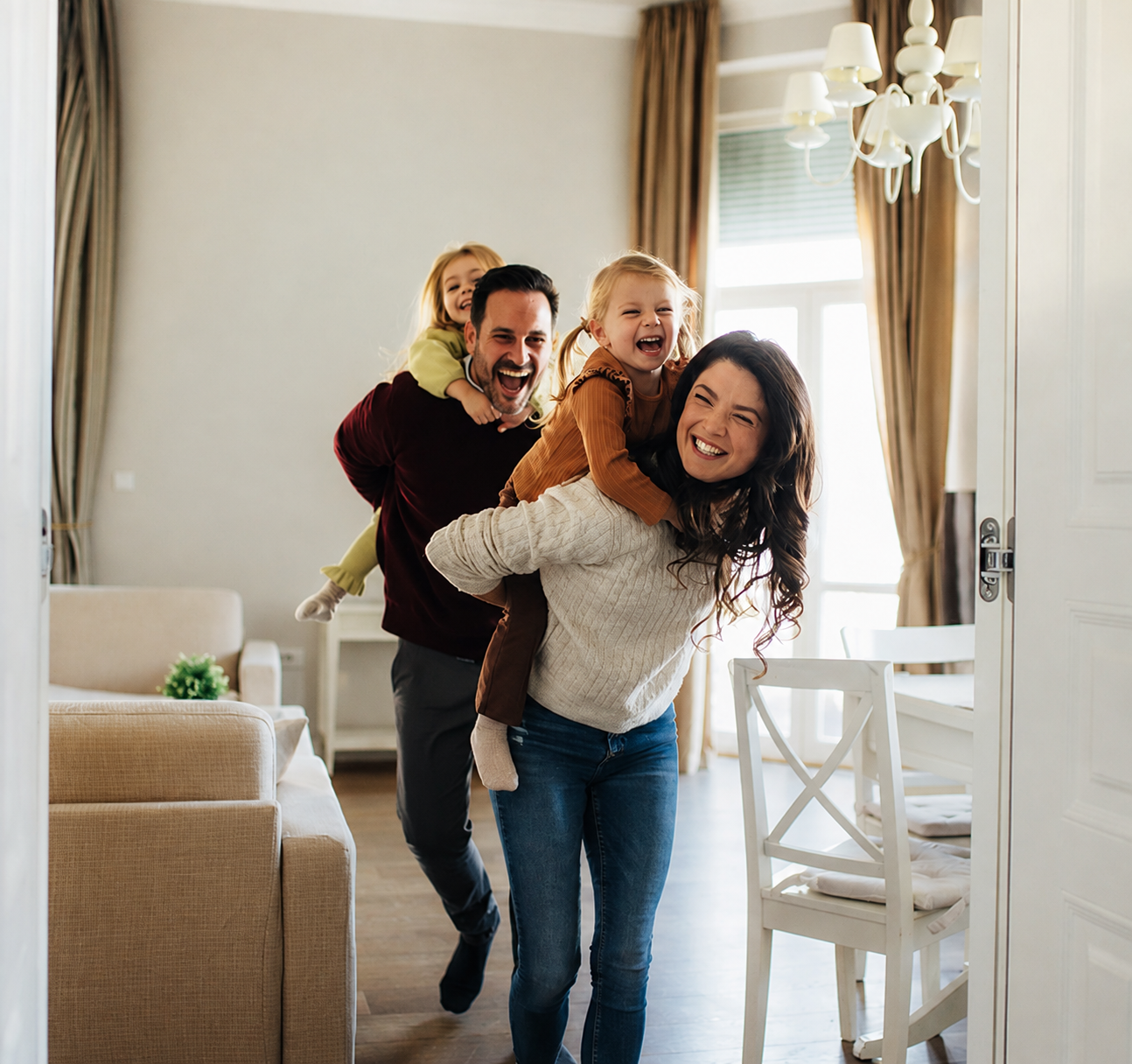 Família feliz em casa — proteção familiar Precaver Unicred