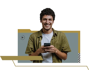 Jovem sorrindo segurando celular, representando o aprendizado online e gratuito do Unicred.edu